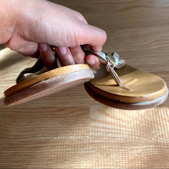 Vionic Rose Gold & Gold Leather Strap Sandals 6M - Picture 6 of 11